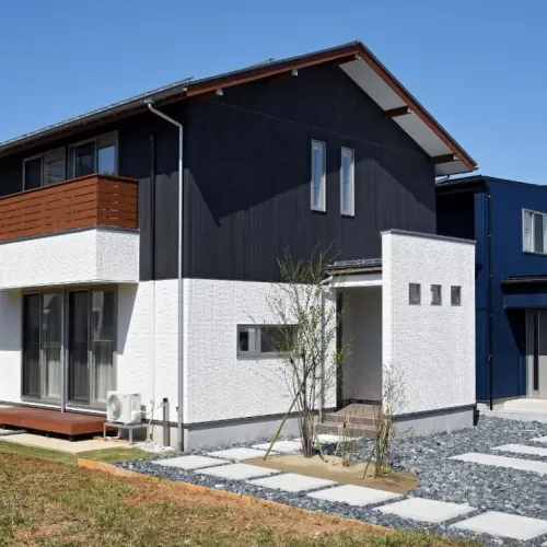 天然の木の良い香りと、あたたかく柔らかい質感を素肌で感じながら、のんびり過ごしたくなる住まいのサムネイル
