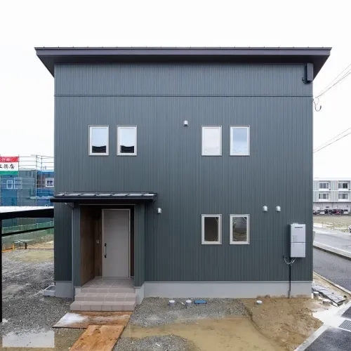 家を建てるなら、坪数を抑えて。でも、広く明るく暮らしたい。お施主様のこだわりと使いやすい家事動線をメインに設計された自然素材の家のサムネイル