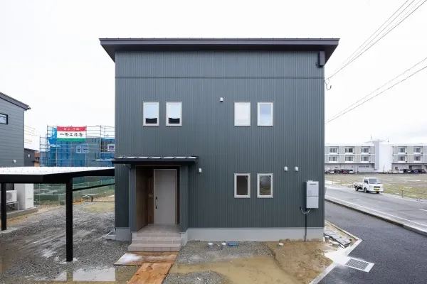 家を建てるなら、坪数を抑えて。でも、広く明るく暮らしたい。お施主様のこだわりと使いやすい家事動線をメインに設計された自然素材の家