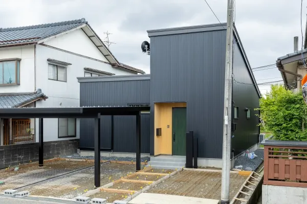 「呼吸する家、肺を洗う家」無垢床とサンゴ塗り壁の自然素材の家