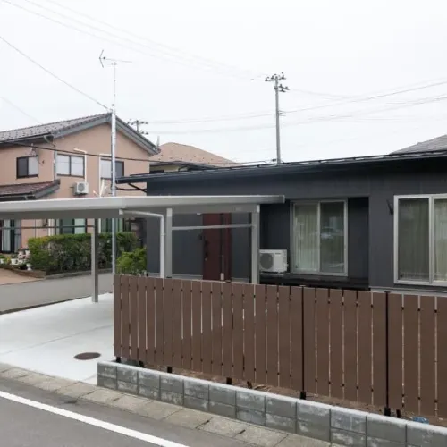 モノトーンの外観と住みやすさにこだわった、片流れ屋根の平屋の家が完成しました。のサムネイル