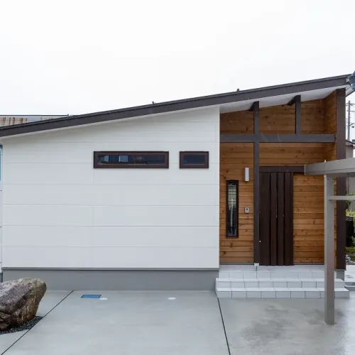 子供やお年寄りの身体にも優しい、柔らかく肌触りの良い無垢の木平屋×自然素材の家のサムネイル