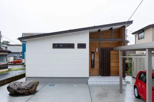 子供やお年寄りの身体にも優しい、柔らかく肌触りの良い無垢の木平屋×自然素材の家