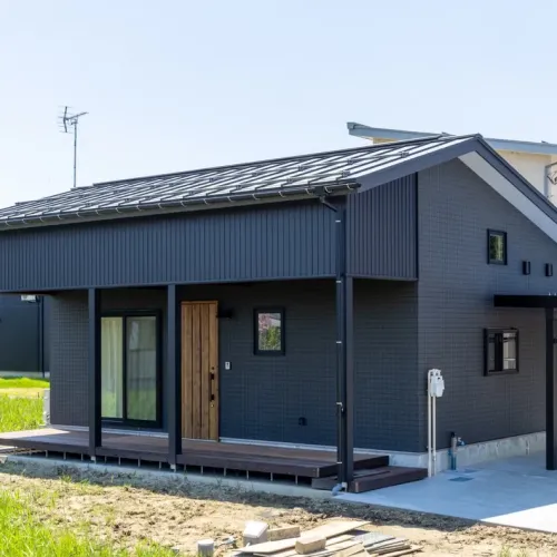 高い性能と自然素材の健康長持ち住宅。冬でも暖かい！遮熱＋断熱のダブル性能！平屋15坪なのに広々！小さく作り広く暮らす～夫婦２人でちょうどいい未来を見据えた住まい～のサムネイル