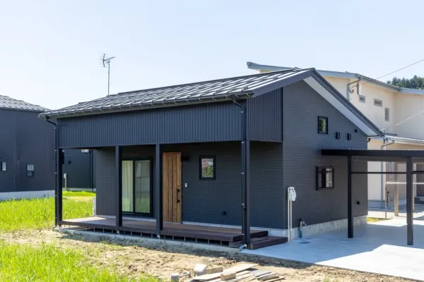 高い性能と自然素材の健康長持ち住宅。冬でも暖かい！遮熱＋断熱のダブル性能！平屋15坪なのに広々！小さく作り広く暮らす～夫婦２人でちょうどいい未来を見据えた住まい～